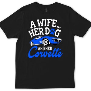 Een vrouw haar hond en haar Corvette-shirt, grappig hondenliefhebber cadeau, T-shirt Corvette auto, T-shirt hond moeder vrouw, shirt auto meisje, cadeau huisdiereigenaar