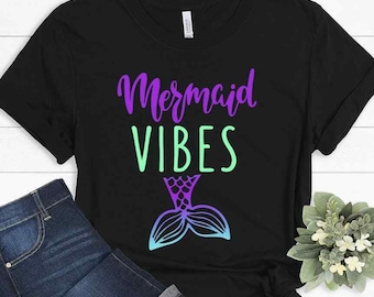 Maglietta Mermaid Vibes, maglietta con tema oceano per ragazze, regalo magico per gli amanti del mare, maglietta da sirena da spiaggia estiva, abbigliamento costiero fantasy