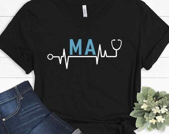 Arzthelferin Shirt, MA Stethoskop T-Shirt, Herzschlag Grafik Scrub Top, süße MA Geschenkidee, Pflegepersonal T-Shirt, Klinikpersonal T-Shirt