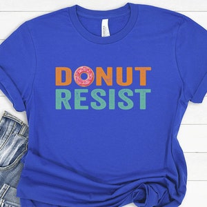 Camiseta Donut Resist, Camiseta engraçada de foodie, Camiseta com trocadilho, Presente fofo para amantes de donuts, Camiseta gulosa, Camiseta com humor de padaria, Camiseta com estampa de sobremesa imagem 5