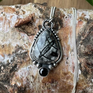 Colgante de plata esterlina hecho a mano con Orthoceras fossiel en ónix negro, colgante de plata esterlina con fossiel y edelsteen
