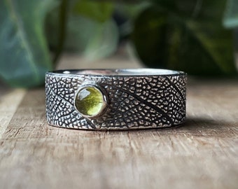 Bague en argent faite main avec texture de feuille et péridot, bague en argent sterling faite main avec motif de feuille de sauge et pierre précieuse de péridot vert