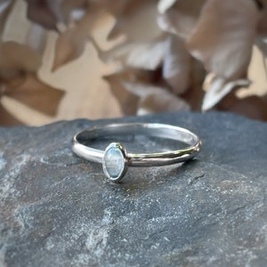 Anillo de plata de primera ley hecho a mano con topacio azul hielo, anillo de plata hecho a mano con topacio genuino, anillo de plata con piedra preciosa natural