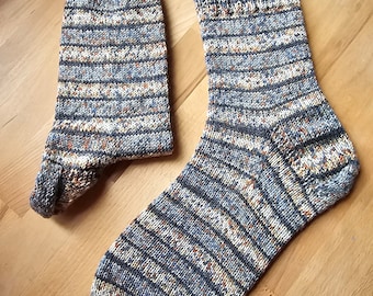 Handgestrickte Socken Strümpfe Herren Beige blau Mustersocken Gr 42 43