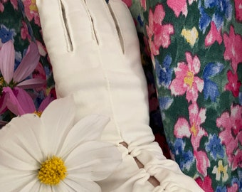 Gants d'été crème pour femmes vintage des années 1960