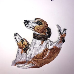 Puede incluir: Parche bordado para planchar con dos perros marrones y blancos en una pose juguetona. El parche es perfecto para añadir un toque de personalidad a la ropa, bolsos u otros artículos de tela.