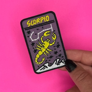 Puede incluir: Parche de hierro bordado morado con un escorpión amarillo y la palabra "SCORPIO" en letras amarillas.