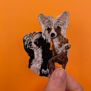 Peut inclure: Patch brodé représentant trois chiens chinois à crête. Les chiens sont bruns, noirs et blancs. Le patch est parfait pour ajouter une touche de personnalité aux vêtements, aux sacs ou à d'autres accessoires.