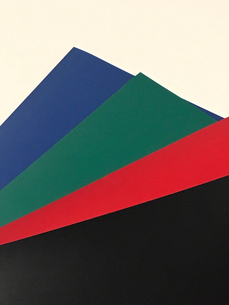 Peut inclure: Quatre feuilles de papier empil&eacute;es les unes sur les autres. La feuille du dessus est bleue, la deuxi&egrave;me feuille est verte, la troisi&egrave;me feuille est rouge et la feuille du dessous est noire.