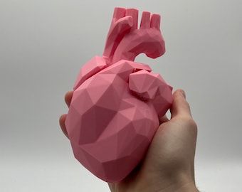 Corazón de baja poligonización: escultura geométrica impresa en 3D y decoración moderna