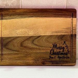 Regalo de tabla de cortar de acacia grabado personalizado para boda o aniversario feliz Navidad con árbol