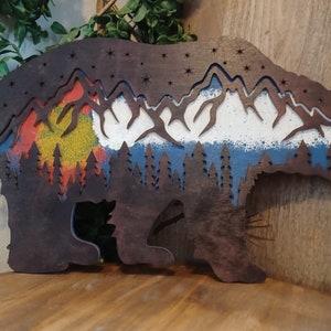Arte murale fatta a mano raffigurante l'orso delle montagne del Colorado
