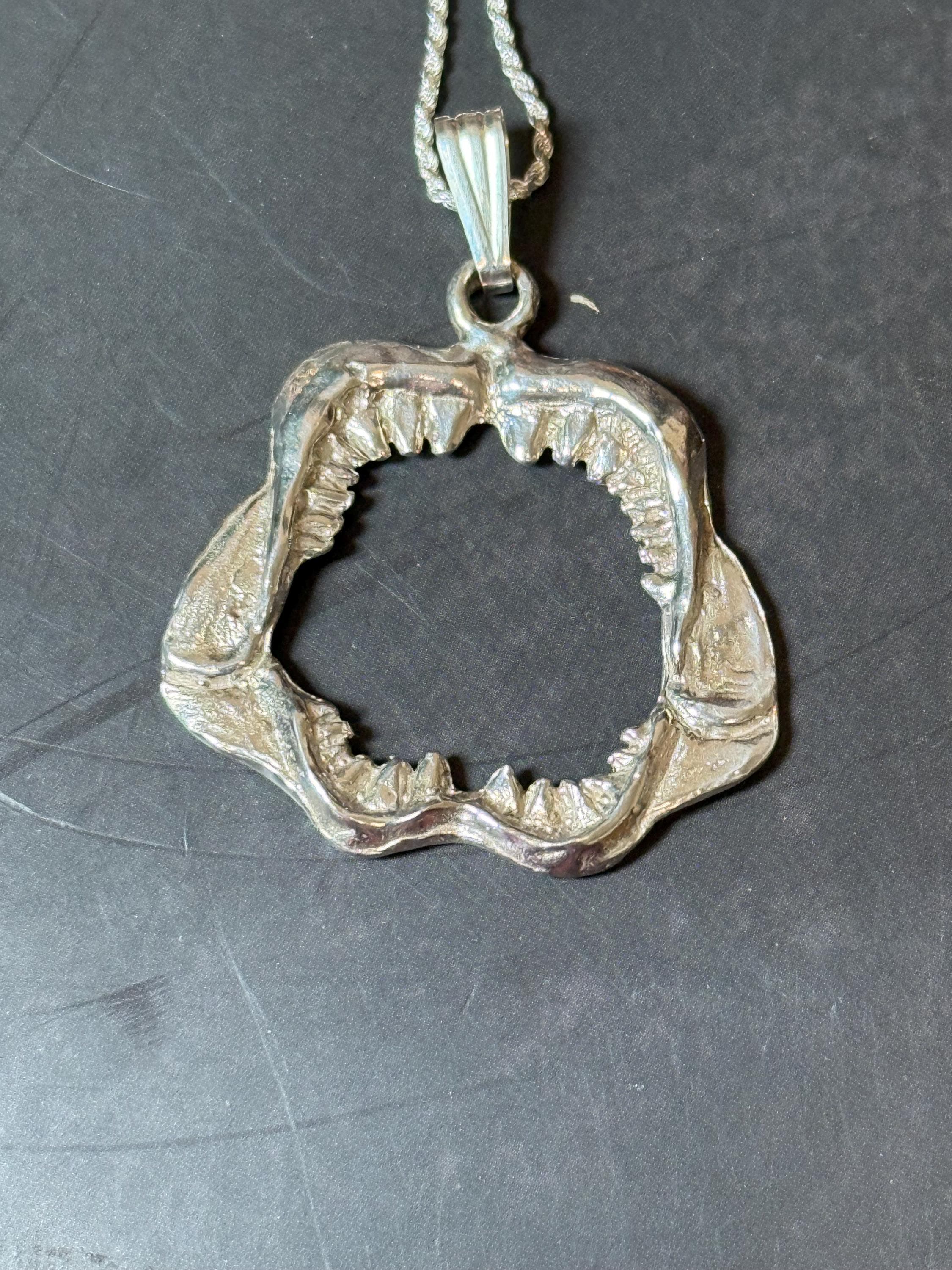 Haifisch Angriff Halskette Titanstahl - Rechteckiger Anhänger Für Männer & Frauen