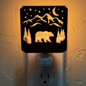 Luz de noche rústica con sensor de oso de montaña para enchufar en la pared