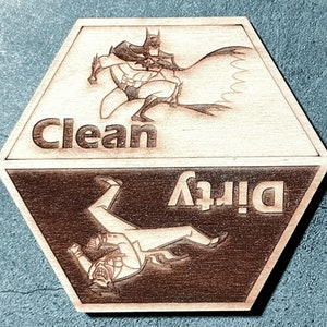 Könnte beinhalten: Ein sechseckiges Schild aus Holz. Die obere Hälfte des Schildes ist hellbraun und zeigt ein Cartoon-Bild von Batman in einem Umhang, der mit einem Fledermaussymbol auf seiner Brust fliegt. Der Text "Clean" ist unter dem Bild gedruckt. Die untere Hälfte des Schildes ist dunkelbraun und zeigt ein Cartoon-Bild von einer Person, die kopfüber fällt. Der Text "Dirty" ist über dem Bild gedruckt.