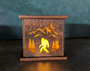 Sasquatch rústico Pie Grande en las montañas Luminaria caja de vela sin llama estante decoración control remoto caddy soporte para bolígrafos