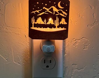 Luz nocturna con enchufe de pared y sensor de luz de la escena del desierto del suroeste