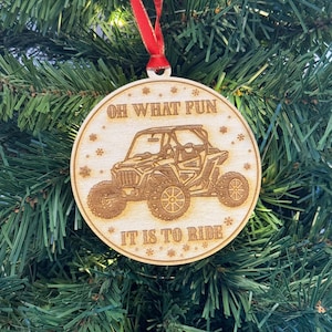 Könnte beinhalten: Ein Weihnachtsbaumschmuck aus Holz mit einem lasergravierten Design eines Geländewagens und dem Text "Oh What Fun It Is To Ride".