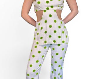 Ensemble Gogo vintage des années 1960 à pois blancs et verts découpés ensemble pantalon flare