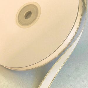 3/8" D.F. satijnlint lurexrand ivoor met gouden lijn 50 yards