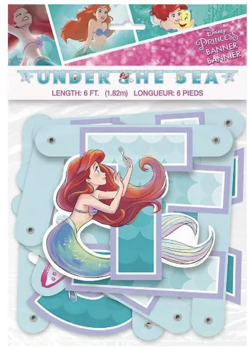 Puede incluir: Una pancarta de Disney Princess Under the Sea con una ilustraci&oacute;n de sirena. La pancarta mide 1,82 metros de largo y tiene un esquema de color azul y morado.