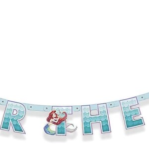 Puede incluir: Una pancarta azul y blanca con las palabras "Under the Sea" en una fuente ondulada. La pancarta tiene una sirena, una estrella de mar y conchas marinas.