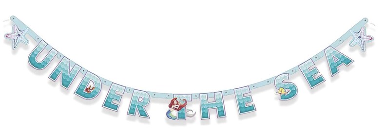 Puede incluir: Una pancarta azul y blanca con las palabras "Under the Sea" en una fuente ondulada. La pancarta tiene una sirena, una estrella de mar y conchas marinas.
