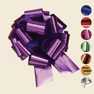 Op de afbeelding: Een paarse, metallic strik met een glanzende afwerking. De strik is gemaakt van gekruld lint en heeft een lange staart.