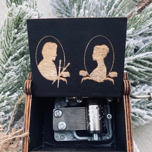 Outlander-muziekdoos: muziekdoos tv-show - cadeau Outlander fan - cadeau Outlander tv-show - aangepaste graveerdoos - Outlander cadeau