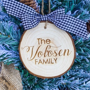 Personalisierter Weihnachtsschmuck – Krippen-Weihnachtsschmuck – Holzscheiben-Ornament – Familien-Nachnamen-Ornament – Familienornament