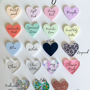 Pu&ograve; includere: Assortimento di grezzi in resina a forma di cuore in vari colori e motivi, tra cui pesca pastello, rosa chiaro, rosa polveroso, viola, rosa cocomero, verde menta, verde pistacchio, giallo pastello baby, blu, bianco, nero, stampa leopardata, trasparente, glitter trasparente, fioritura primaverile, rosa scintillante, stelle iridescenti, punti turchesi e glitter oro rosa. Personalizza i tuoi!