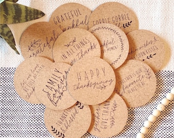 Porta-copos de cortiça para o Dia de Ação de Graças: decoração de mesa de outono gravada