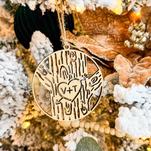 Adorno navideño de madera con letras y nombre personalizado - Decoración navideña cortada con láser - Adorno con nombre personalizado - Adorno de pareja - Recuerdo familiar
