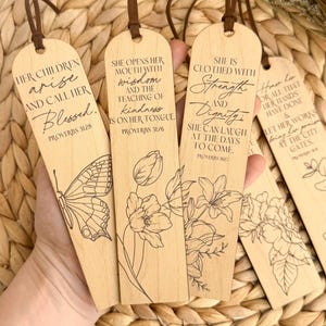 Marque-page en bois personnalisé Proverbes 31 Femme : motif floral gravé