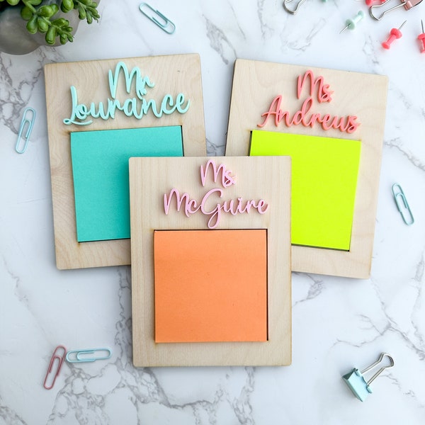 Porta post-it in legno personalizzato: nome in acrilico tagliato al laser
