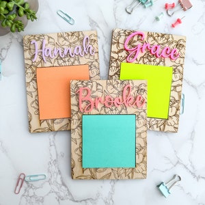 Gepersonaliseerde houten notitiehouder met bloemen | Lasergesneden acrylnaam