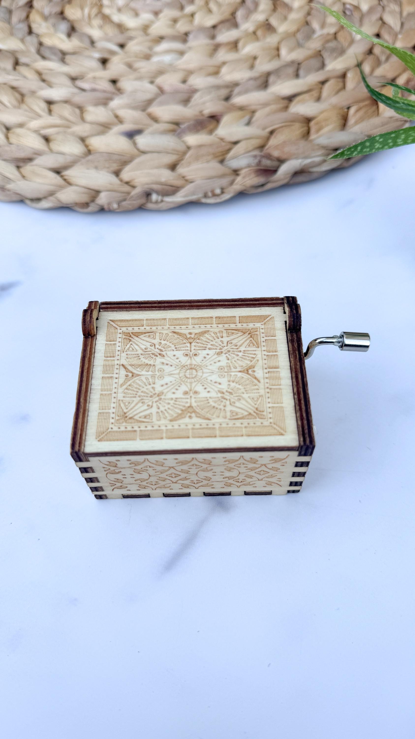 Final Fantasy 7 VII Main Theme Wooden Hand Crank Music Box Engraved Game Gift thumbnail 4