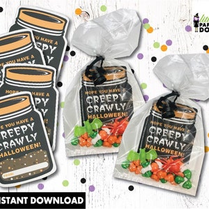 Pode incluir: Etiquetas de saco de guloseimas de Halloween imprimíveis com um frasco de pedreiro preto e laranja com o texto "Espero que você tenha um Halloween assustador e rastejante!" As etiquetas são projetadas para serem anexadas a pequenos sacos de doces ou outras guloseimas.