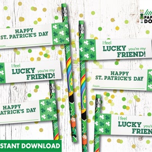 Könnte beinhalten: Druckbare St. Patricks Day Bleistift-Topper-Geschenk-Etiketten mit Kleeblatt-Designs und dem Text "Happy St. Patrick's Day", "Ich fühle mich glücklich, dein Freund zu sein!" und "Von:".
