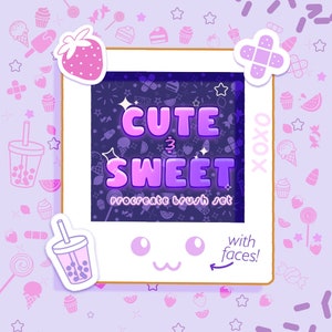 Op de afbeelding: Een digitale illustratie van een wit frame met een paarse en roze achtergrond. Het frame heeft een schattig cartoon gezicht met ogen en een mond. Binnen het frame is een paarse en roze achtergrond met de tekst "Cute & Sweet Procreate Brush Set with faces!" De achtergrond is gevuld met verschillende schattige cartoon afbeeldingen van snoep, harten, sterren en andere zoete lekkernijen.