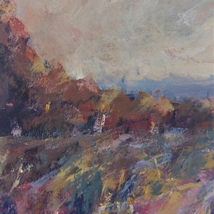 Op de afbeelding: Origineel landschapsschilderij in impressionistische stijl. Het kunstwerk toont een mix van kleuren, waaronder bruin, rood, blauw en geel, die een veld en een bewolkte lucht uitbeelden. Gesigneerd door John Taylor.