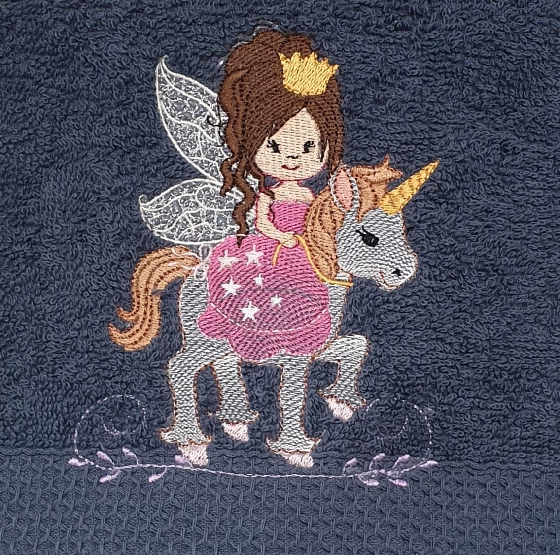 Serviette Brodée sur Commande Dimensions 50 X 100 cm Princesse Licorne