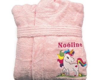 Licorne brodée sur peignoir éponge personnalisable plusieurs tailles aux choix de 2 à 16 ans