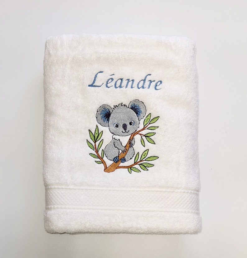 Koala sur la branche cadeau enfant brodé sur serviette de toilette, drap de bain ou pack complet image 1