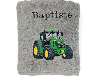 Tracteur vert et jaune brodé sur serviette de toilette, drap de bain ou pack complet