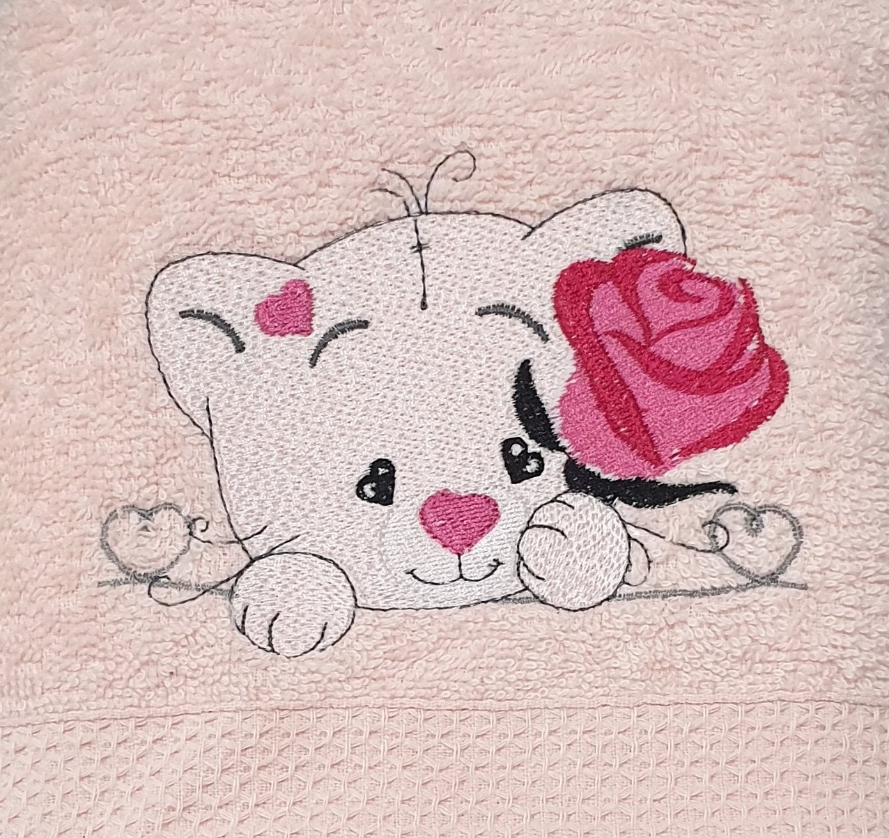 Serviette Brodée sur Commande Dimensions 50 X 100 cm Chat et Rose