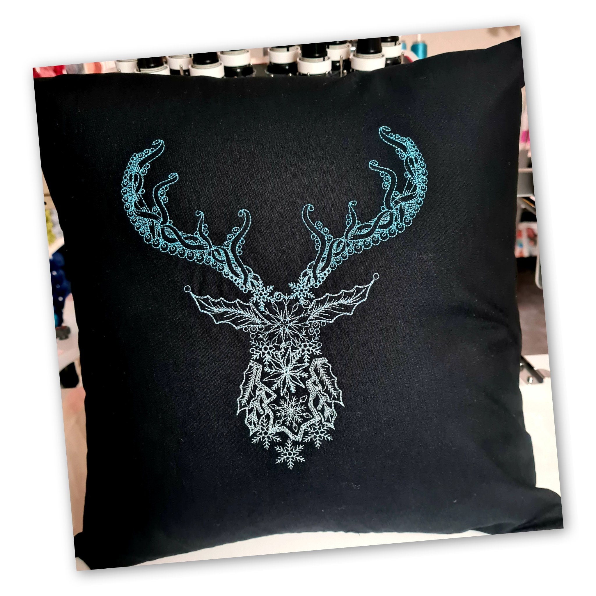 Housse de Coussin Noir Brodée Personnalisable Cerf 40 X cm