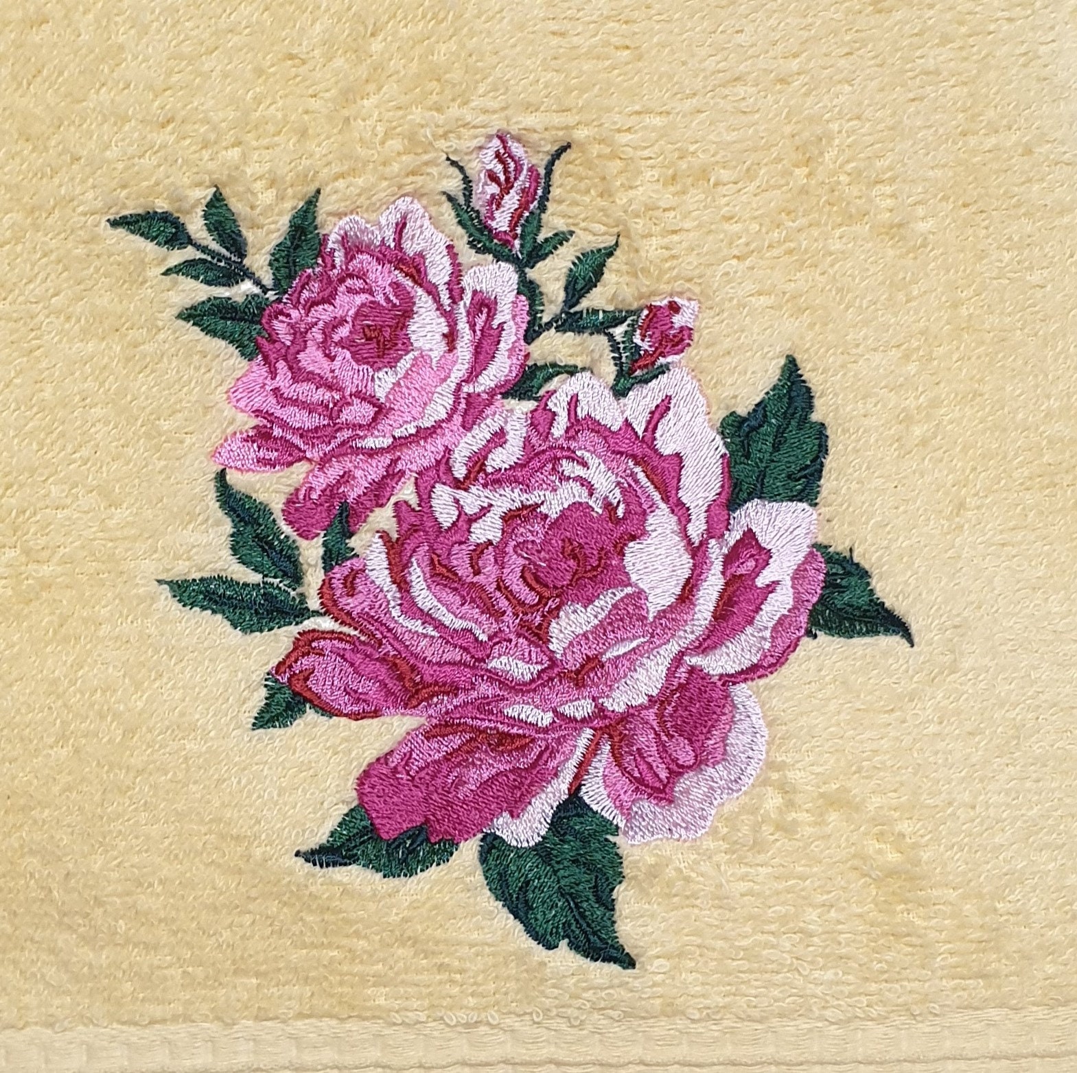 Serviette Brodée sur Commande Dimensions 50 X 100 cm Fleurs Roses