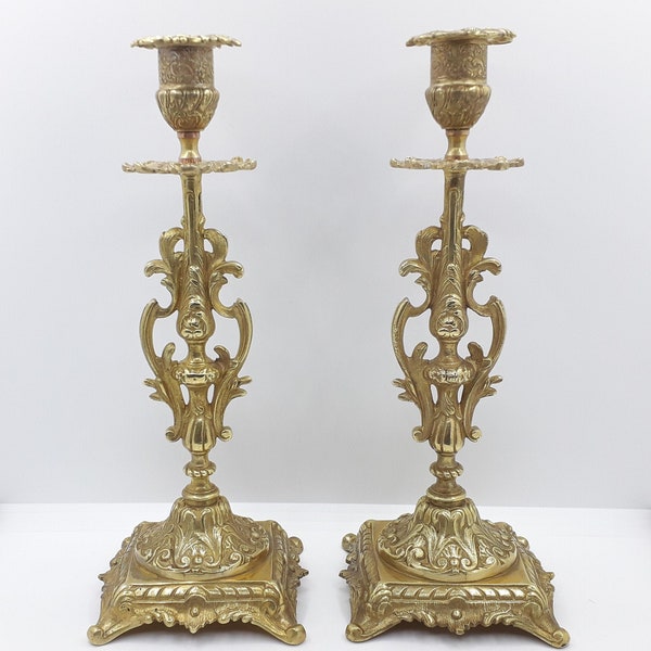 Paire de bougeoirs en bronze doré, base carrée, style baroque, décor feuilles d'acanthe et coquilles, Napoléon III, style Victorien, XIXème