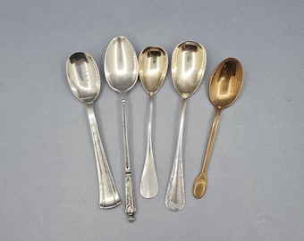 Juego de 5 cucharitas antiguas, de plata, vermeil y chapadas en oro, con numerosos sellos distintivos, 78,91 g, colección de cucharitas, siglo XIX.